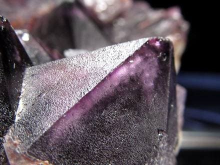 ☆漆黒に迫る濃密パープル☆鋭く立ち上がる結晶群☆重厚感あふれる☆愛