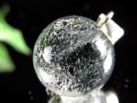 ☆神秘的な煌き☆艶々球体ペンダント☆透明感抜群☆キラキラ繊細ゲー