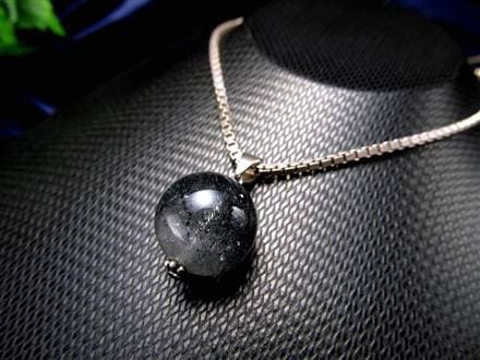 ☆神秘的な煌き☆艶々球体ペンダント☆透明感抜群☆キラキラ繊細ゲー