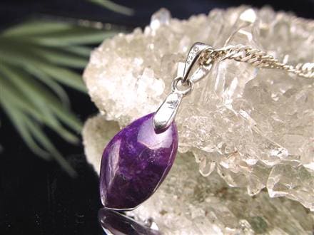 ファイバースギライト原石 南アフリカ産]スギライト原石（857g