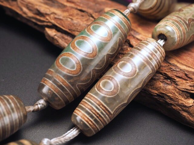 超激レア珍品‼︎ 赤龍紋　平型財神天珠 超激レア珍品‼︎ 赤龍紋 平型財神天珠 超激レア