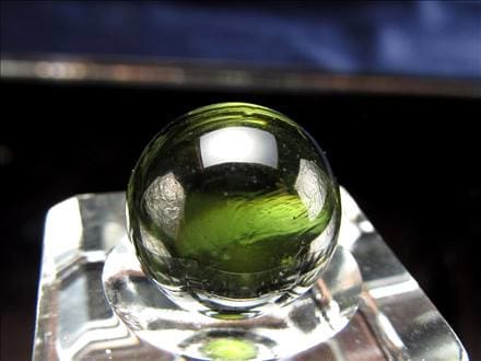 モルダバイト　スフィア　大玉　コレクター放出品　丸玉　穴なし ☆入手難易度MAX！超希少スフィア☆くっきり龍紋入り☆ご要望