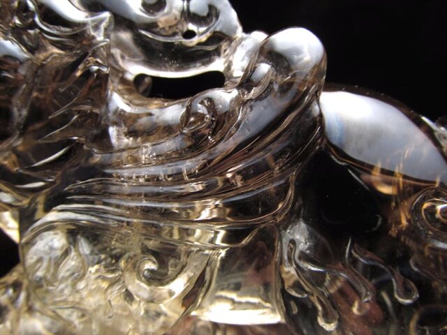 水晶 スモーキークオーツ 貔貅彫刻置物 黒色台座付き ◇限定入荷！◇極上超透明スモーキークォーツ【煙水晶】！◇財運を