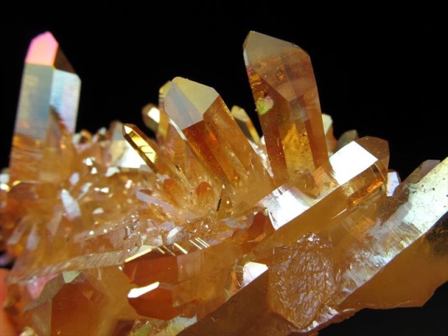 ☆本場アメリカのオーラ水晶入荷！！☆虹色に輝くゴールドカラー