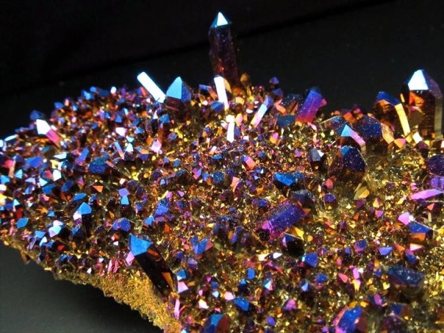 ☆本場アメリカのオーラ水晶入荷！！☆虹色に輝くメタリックブルー