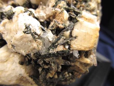 マラウイ産 放射状エジリン付きスモーキークォーツ ◇シックな深緑