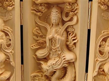 ◇秀逸彫刻！三尊仏の極上木製置物◇家庭の中の小さなお寺◇便利な携帯