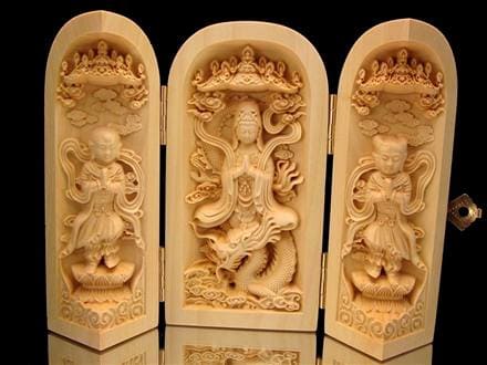 ◇秀逸彫刻！三尊仏の極上木製置物◇家庭の中の小さなお寺◇便利な携帯