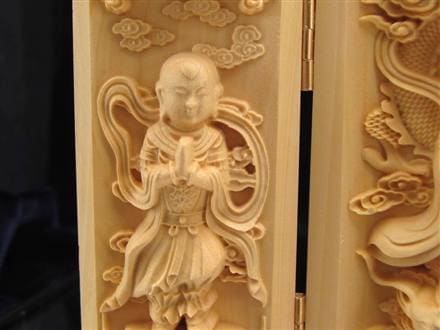 ◇秀逸彫刻！三尊仏の極上木製置物◇家庭の中の小さなお寺◇便利な携帯