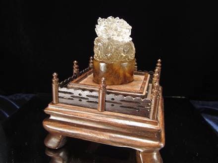 【極上品】ゴールドルチル 観音彫刻 台座付 1117g ◇輝く金針入り！良質ゴールドルチル使用◇秀逸！丁寧な一刀彫◇大吉