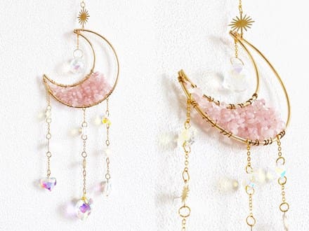 ローズクォーツ ムーンタイプ サンキャッチャー 月の形のフレームに