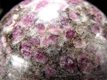 天然石 ピンクアゼツナイトのスフィア　丸玉　置物　虹ありG.286 ☆少量限定！希少スフィア！☆たっぷりピンクスピネル結晶☆精神的な強