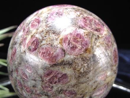 天然石 ピンクアゼツナイトのスフィア　丸玉　置物　虹ありG.286 ☆少量限定！希少スフィア！☆たっぷりピンクスピネル結晶☆精神的な強