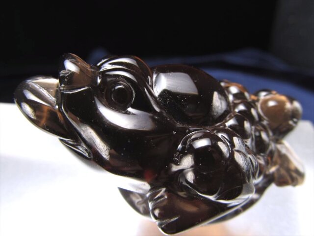 水晶 スモーキークオーツ 貔貅彫刻置物 黒色台座付き ☆スモーキークォーツ使用☆クールなダークブラウン☆財を集めるカエル