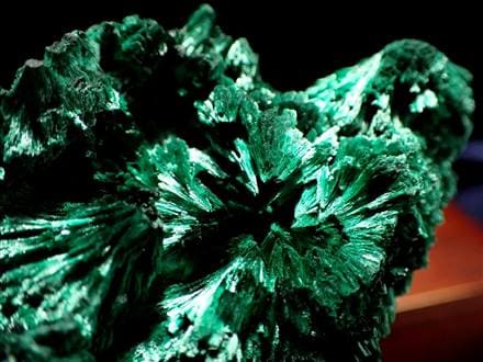 ◇限定入荷◇光沢が美しい繊維状結晶！◇発色良好！癒しのグリーン