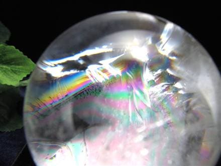 ✳️☆逸品☆透明度とギラギラ煌めくクラックと虹‼️✨レインボー 水晶 丸玉 天然石 ✳️☆逸品☆透明度とギラギラ煌めくクラックと虹