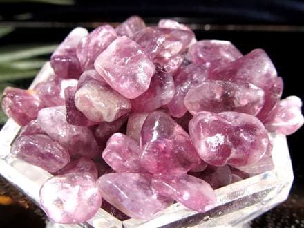 ◇パープルマイカと水晶が共生◇妖艶パープルに浮かぶ白い羽◇約500g