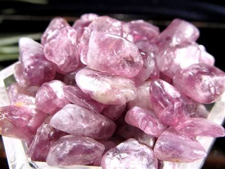 ◇パープルマイカと水晶が共生◇妖艶パープルに浮かぶ白い羽◇約500g