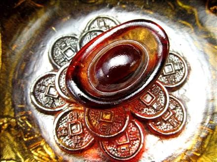 金色の富の置物 赤い宝石付き