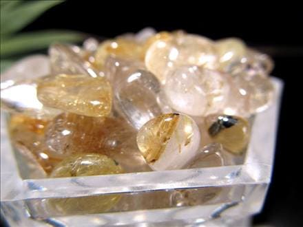 ゴールドルチル 水晶　原石　天然石　台座＋さざれ付き ゴールドルチル さざれ石（約100g）ルチルクォーツ｜金針水晶｜浄化