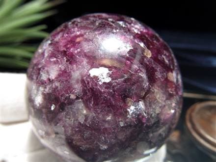 ☆パープルマイカと水晶が共生☆妖艶パープルに浮かぶ白い羽☆細やかな  