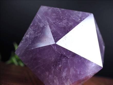 【ラベンダー アメジスト】イコサヘドロン◆正二十面体◆虹◆天然石◆パワーストーン ☆最も高貴な輝きを放つ石☆プラトン立体のひとつ☆精神と肉体の調整に
