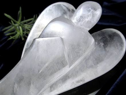 ★特選一品★幸福を運ぶ『天使モチーフ』【天然水晶エンジェル彫り置物１体】❤️ ◇幸福を運ぶ天使モチーフ◇守護や優しさの象徴◇インテリアや