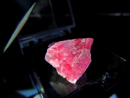 ☆採掘量極僅か！激レア産地☆特徴的な希少赤色蛍光!!☆目を奪われる 