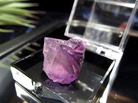 ☆採掘量極僅か！激レア産地☆特徴的な希少赤色蛍光!!☆目を奪われる 