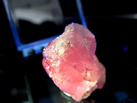 ☆採掘量極僅か！激レア産地☆特徴的な希少赤色蛍光!!☆目を奪われる 