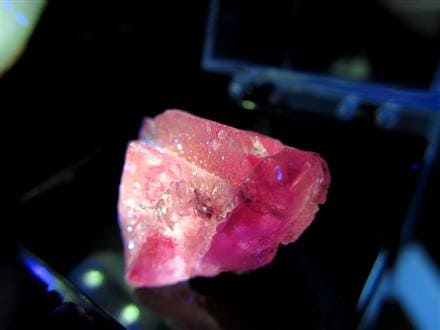 ☆採掘量極僅か！激レア産地☆特徴的な希少赤色蛍光!!☆目を奪われる 
