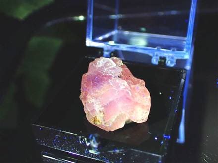 レア産地✨高品質 赤蛍光フローライト原石 ☆採掘量極僅か！激レア産地☆特徴的な希少赤色蛍光!!☆目を奪