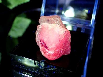 ☆採掘量極僅か！激レア産地☆特徴的な希少赤色蛍光!!☆目を奪われる