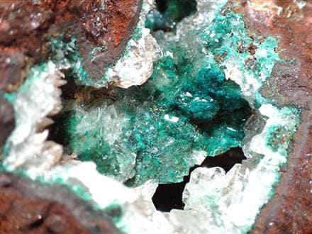 緑色の透明感ある鉱石 原石 楽天市場】緑 石（カラー透明）（天然石（原石