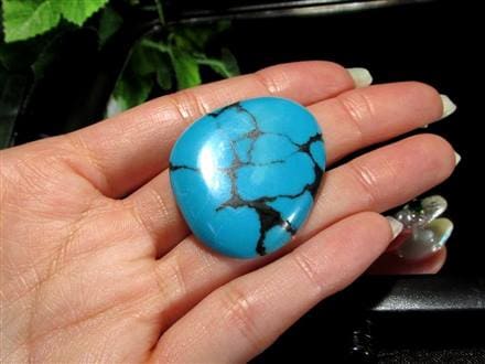 ◇高品質で知られる「フーベイ産ターコイズ」◇鮮やか発色！◇蜘蛛の巣