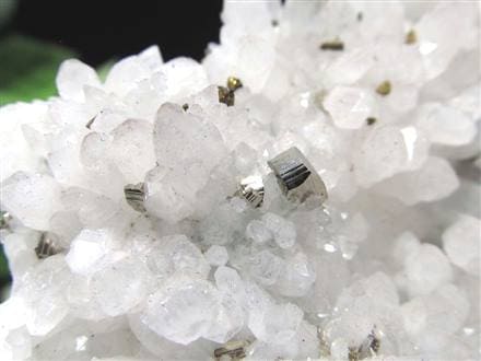 水晶と共生するパイライト（黄鉄鉱）の結晶です。 ◇当店初入荷！◇神秘の結晶群◇キラキラ黄金結晶！黄鉄鉱共生