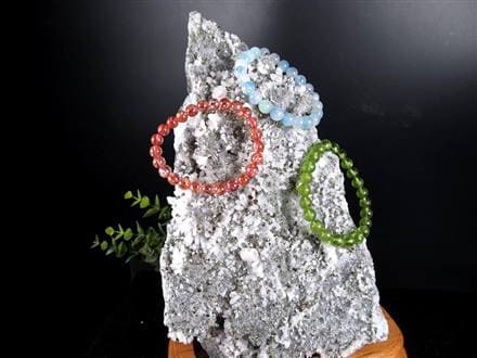 水晶と共生するパイライト（黄鉄鉱）の結晶です。 ◇当店初入荷！◇神秘の結晶群◇キラキラ黄金結晶！黄鉄鉱共生◇大自然