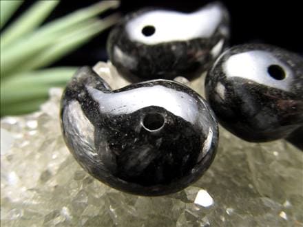 ☆希少色！黒翡翠☆少量限定！ビルマ産☆魔除けや厄除け＆幸運のお守り