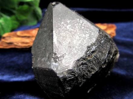 ◇天然の黒光り！◇大自然の力強さを感じる漆黒の水晶◇世界的な黒水晶