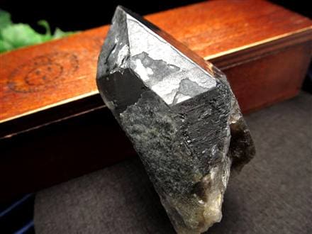◇天然の黒光り！◇大自然の力強さを感じる漆黒の水晶◇世界的な黒水晶