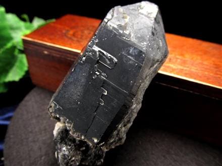 ◇天然の黒光り！◇大自然の力強さを感じる漆黒の水晶◇世界的な黒水晶