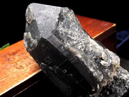 ◇天然の黒光り！◇大自然の力強さを感じる漆黒の水晶◇世界的な黒水晶
