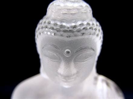 水晶　クリスタル　天然石　仏像　彫り物　置物　薬師如来 ☆澄み切った透明感☆職人による繊細彫刻☆仏教における医薬の仏☆4月