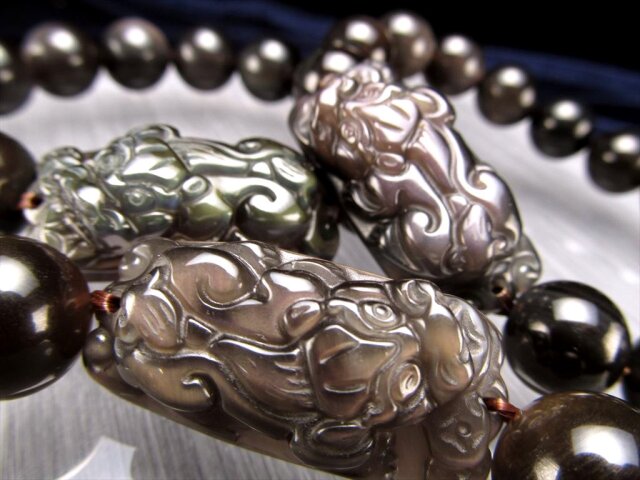 ◇定番の大人気商品◇財運の象徴◇ヒキュウ彫刻の黒曜石◇レインボー