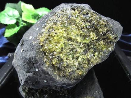 ◇希少!!◇迫力の母岩付き◇たっぷり粒々結晶◇溶岩の無骨さと美しい