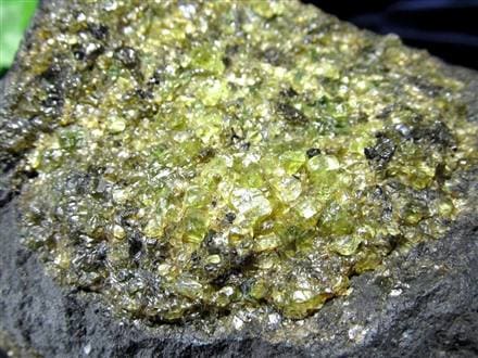 ◇希少!!◇迫力の母岩付き◇たっぷり粒々結晶◇溶岩の無骨さと美しい