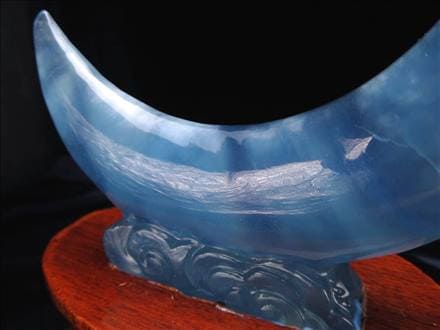 アクアマリン彫刻　月と兎 ◇繊細彫刻◇艶感抜群◇ロマンチックな月の兎◇発色良好！涼しげブルー