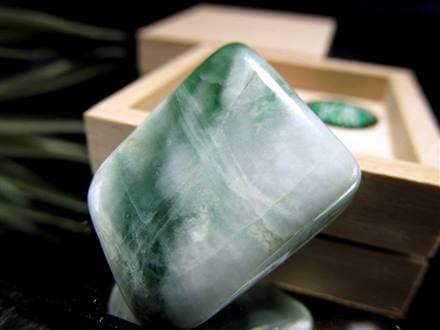 鮮緑 520g M 翡翠 ヒスイ 原石 小さかっ 鑑賞石 自然石 誕生石 鉱物 水石 