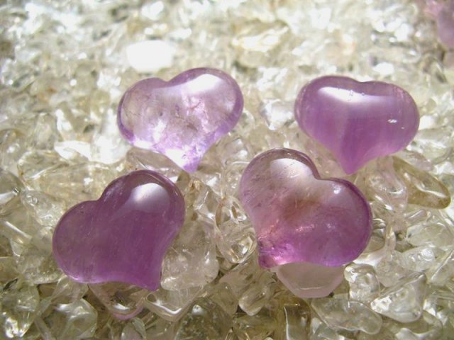 ☆ラベンダーアメジストハート彫り☆ぷっくりかわいいハート型紫水晶☆