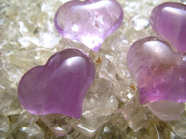 ☆ラベンダーアメジストハート彫り☆ぷっくりかわいいハート型紫水晶☆